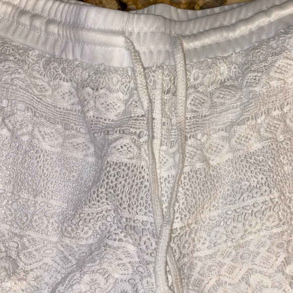 💖White Lace Shorts - Picture 4 of 5